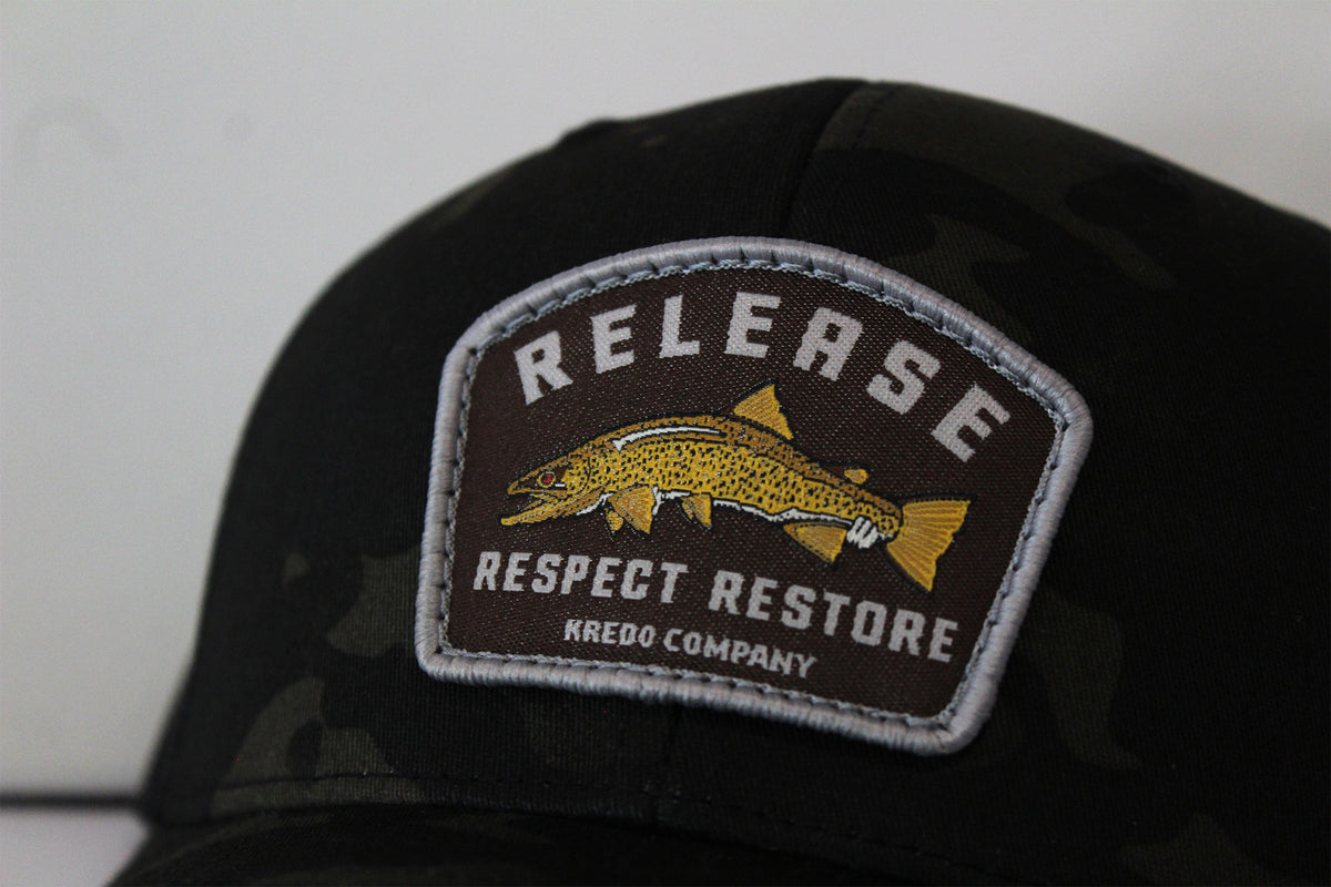 Cappellino Da Pesca 'Bite Me' Con Amo E Trota Ricamato - Trade Winds, Regolabile, Multicolore, Nuovo Con Etichette